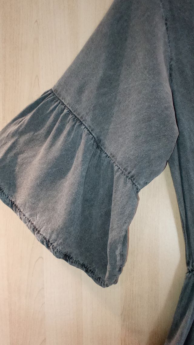 Vestido boho gris con bordado dorado en escote