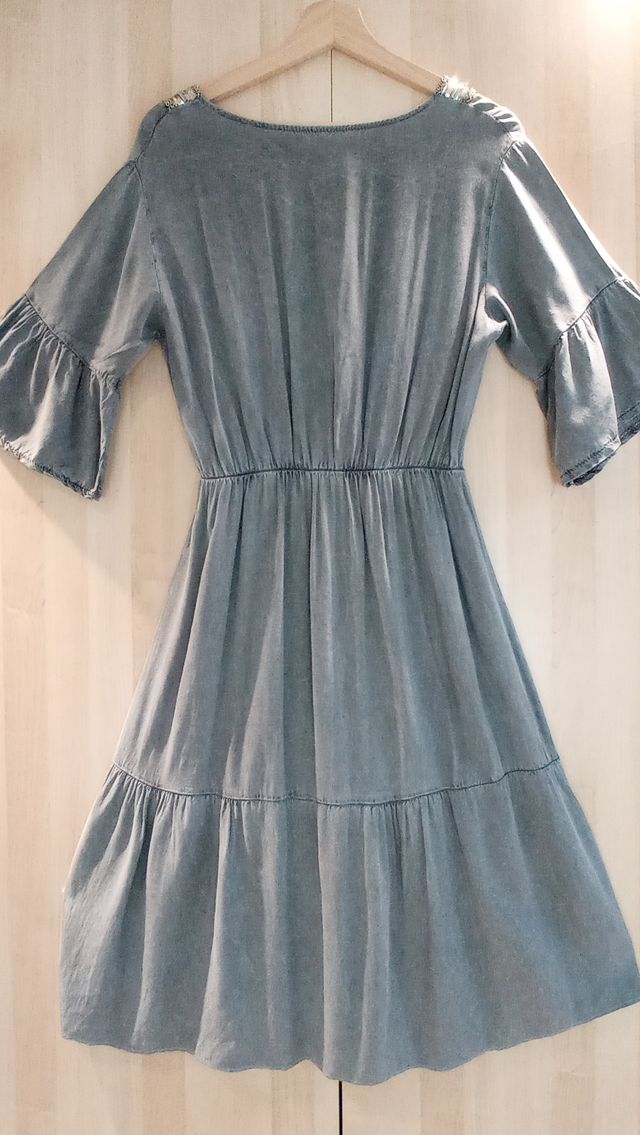 Vestido boho gris con bordado dorado en escote