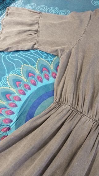 Vestido boho gris con bordado dorado en escote