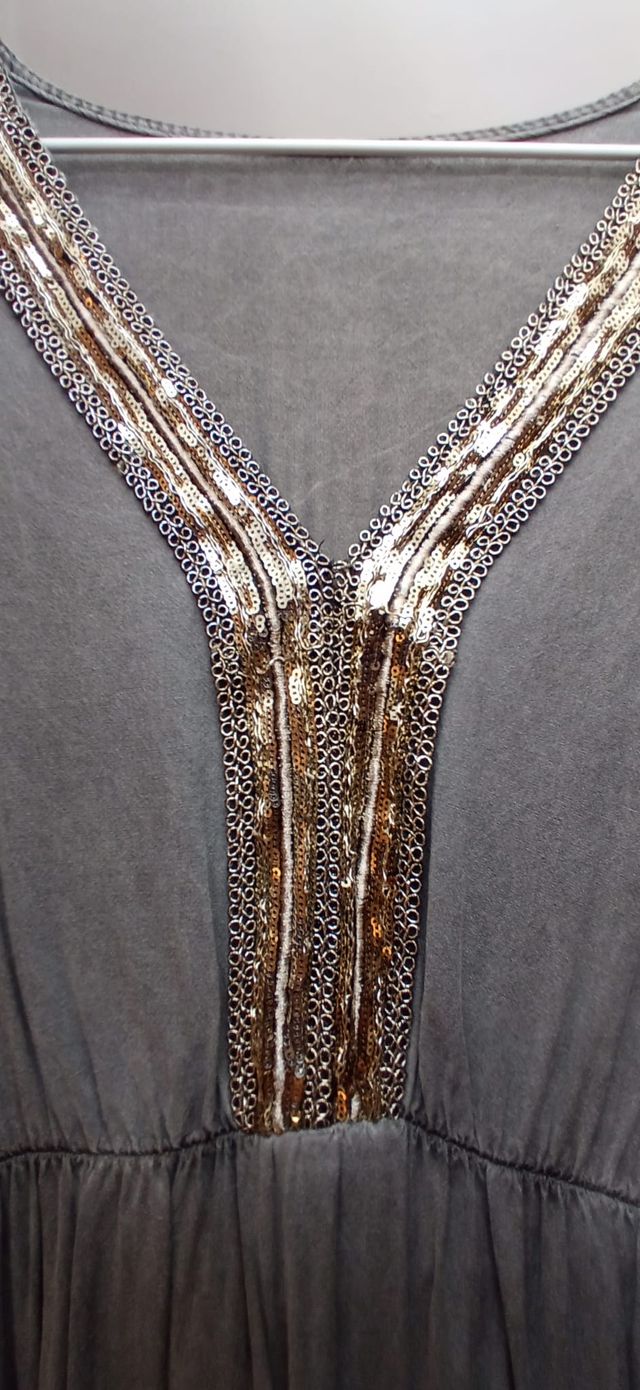 Vestido boho gris con bordado dorado en escote
