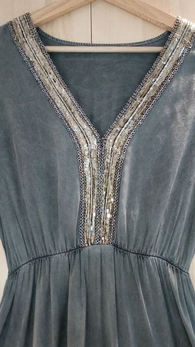 Vestido boho gris con bordado dorado en escote
