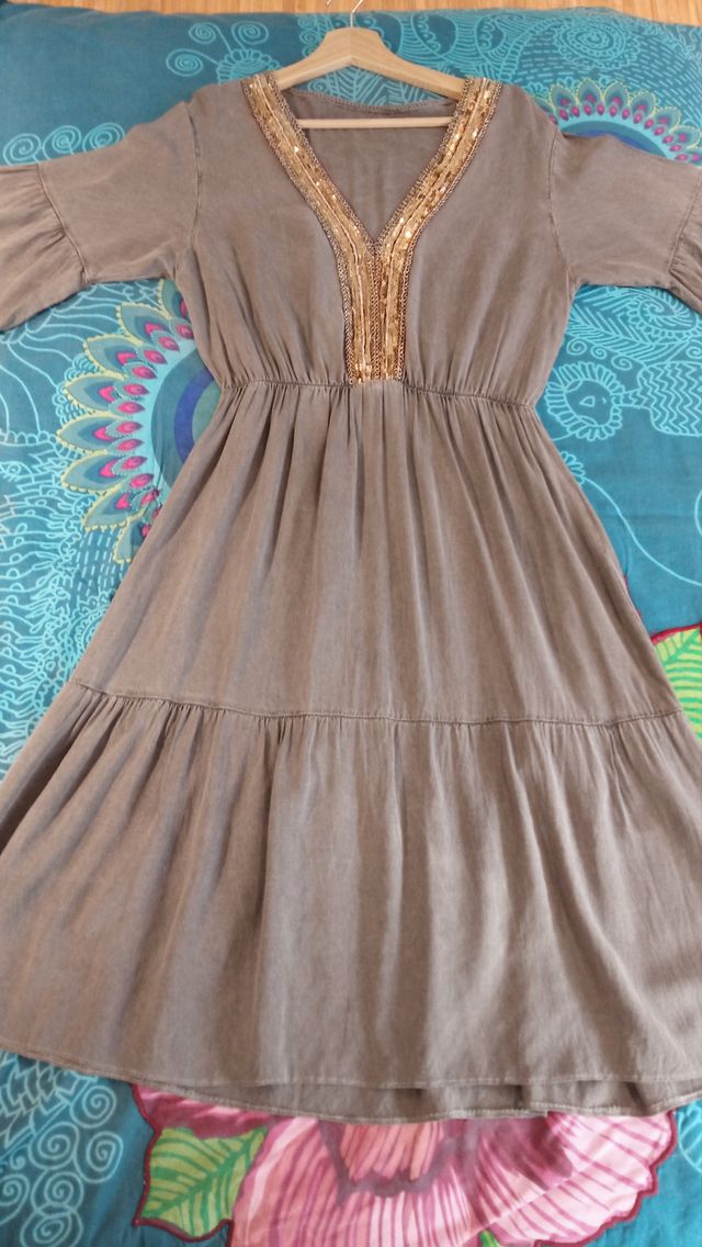 Vestido boho gris con bordado dorado en escote