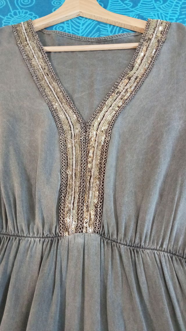Vestido boho gris con bordado dorado en escote