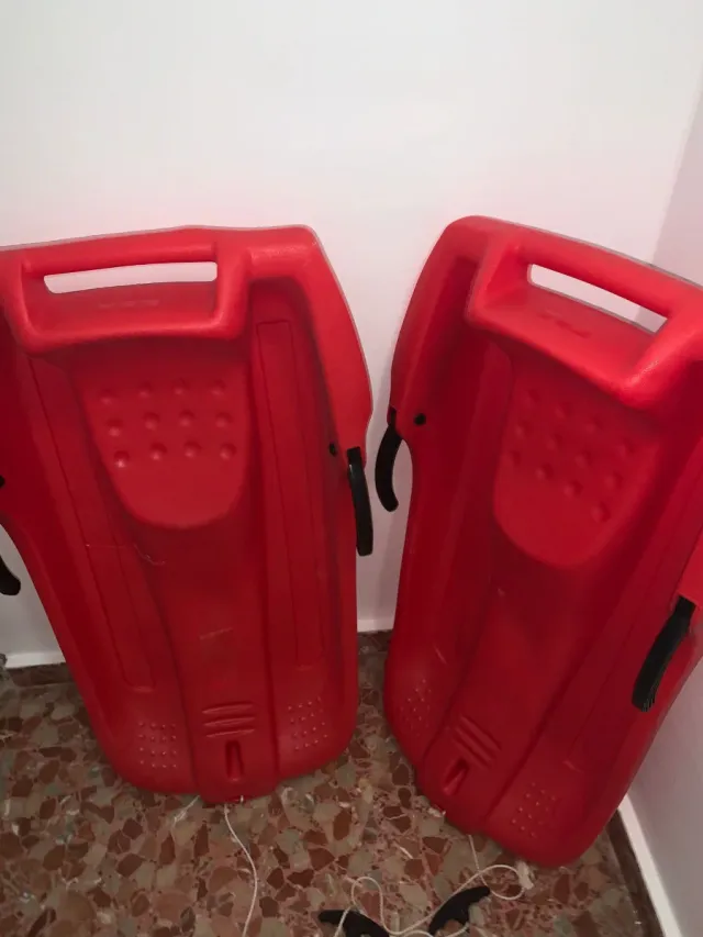 Trineo de nieve rojo