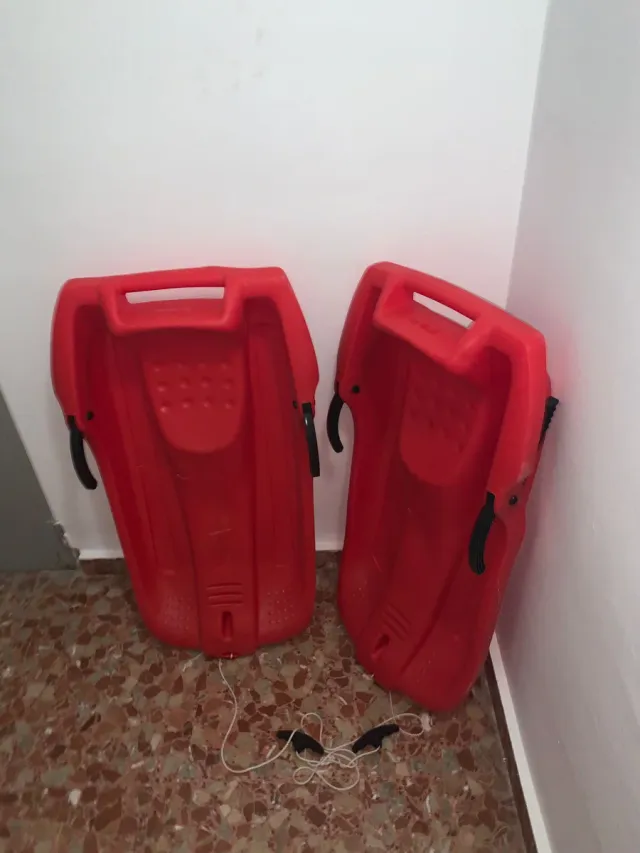 Trineo de nieve rojo