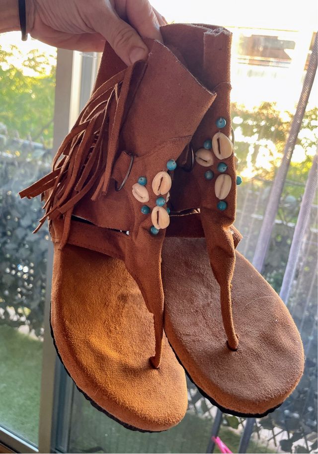 Sandalia/bota Flecos Conchas. Ideal para disfradis