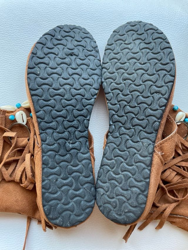 Sandalia/bota Flecos Conchas. Ideal para disfradis