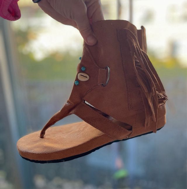 Sandalia/bota Flecos Conchas. Ideal para disfradis