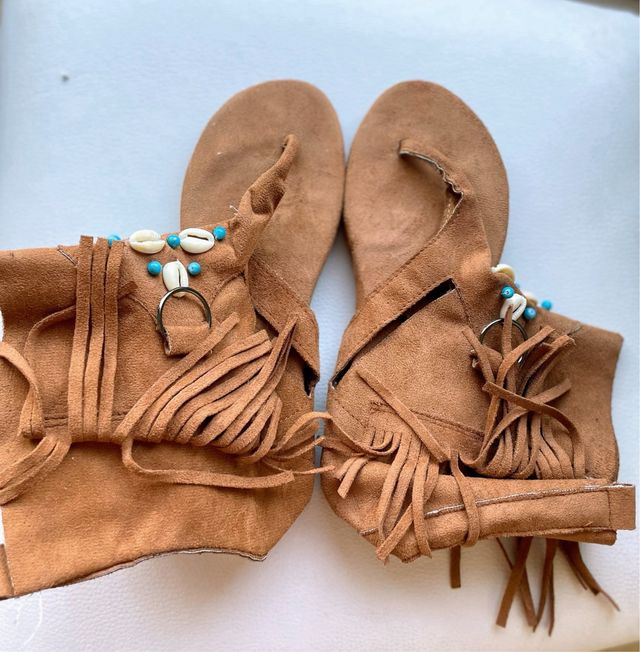 Sandalia/bota Flecos Conchas. Ideal para disfradis