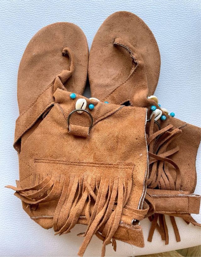 Sandalia/bota Flecos Conchas. Ideal para disfradis