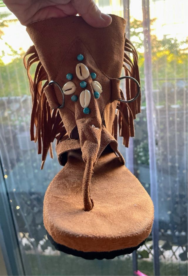 Sandalia/bota Flecos Conchas. Ideal para disfradis