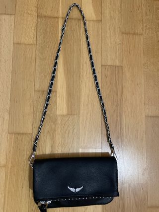 Bolso negro con cadena