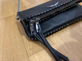 Bolso negro con cadena