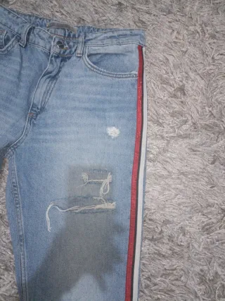 Pantalones vaqueros desgastados con raya lateral