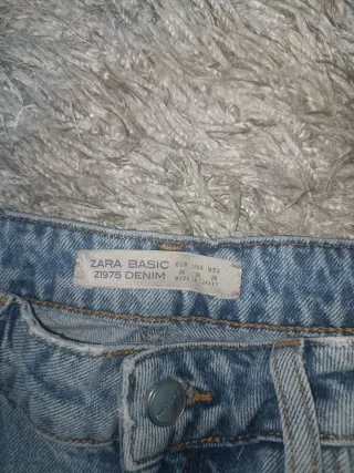 Pantalones vaqueros desgastados con raya lateral