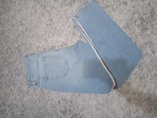 Pantalones vaqueros desgastados con raya lateral