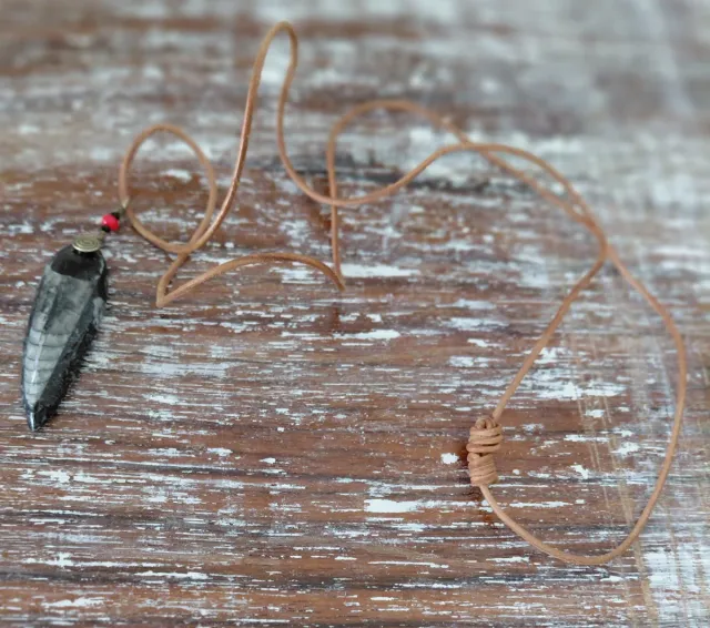 Collar con colgante de fósil