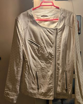 Cazadora blanca con encaje