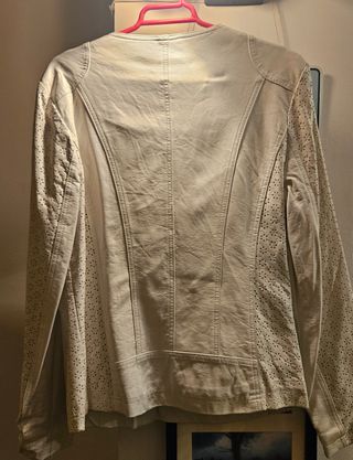 Cazadora blanca con encaje