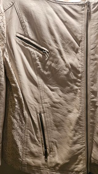 Cazadora blanca con encaje