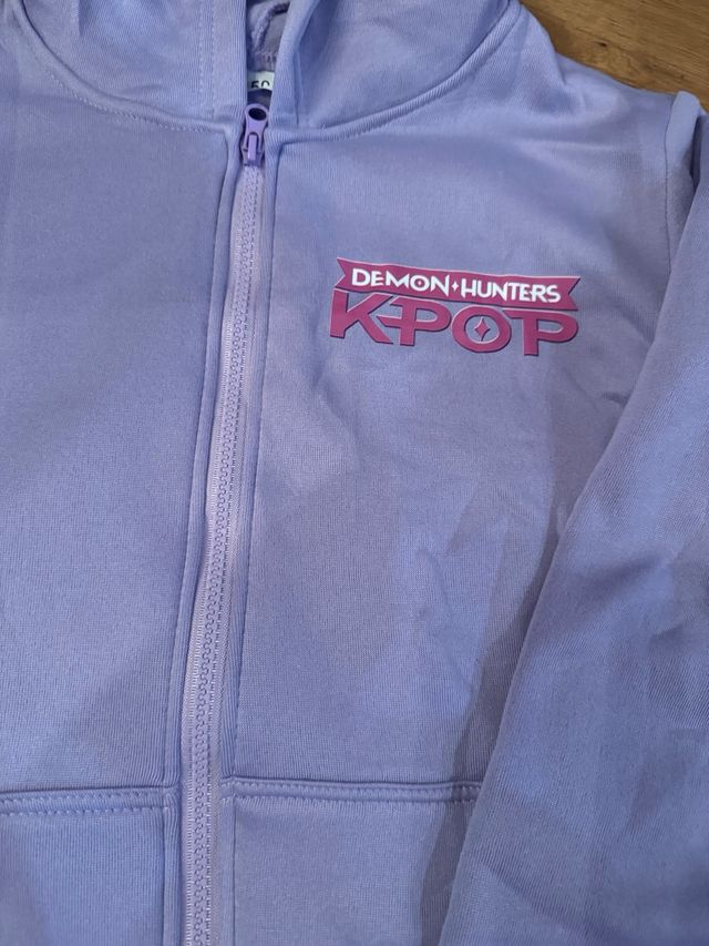 Sudadera Huntrix con cremallera y estampado