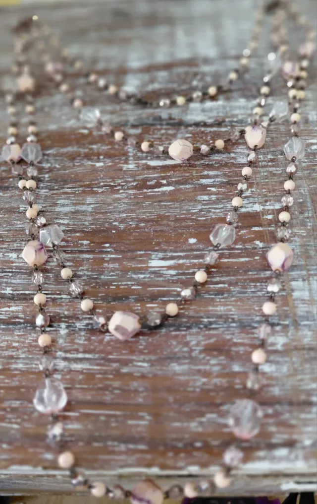 Collar largo rosa y beige