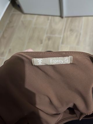 Abito elegante color caffè con frange