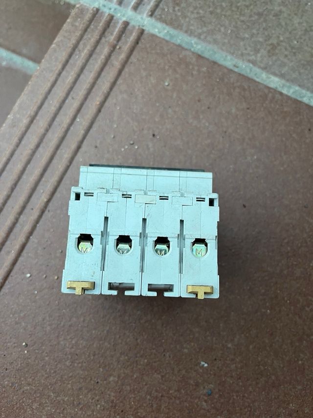 Interruttori e Disgiuntori Merlin Gerin