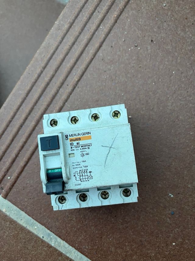 Interruttori e Disgiuntori Merlin Gerin