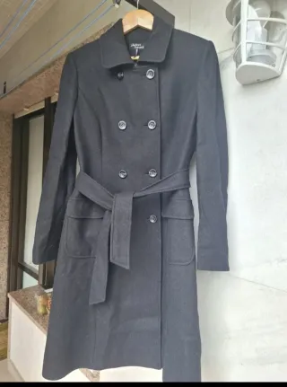 Abrigo Silvian Heach negro con cinturón