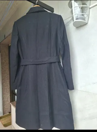 Abrigo Silvian Heach negro con cinturón