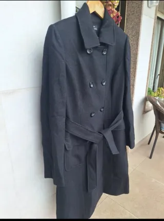 Abrigo Silvian Heach negro con cinturón