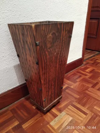 Paragüero de madera tallado