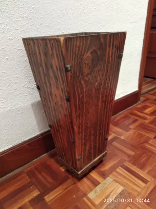 Paragüero de madera tallado