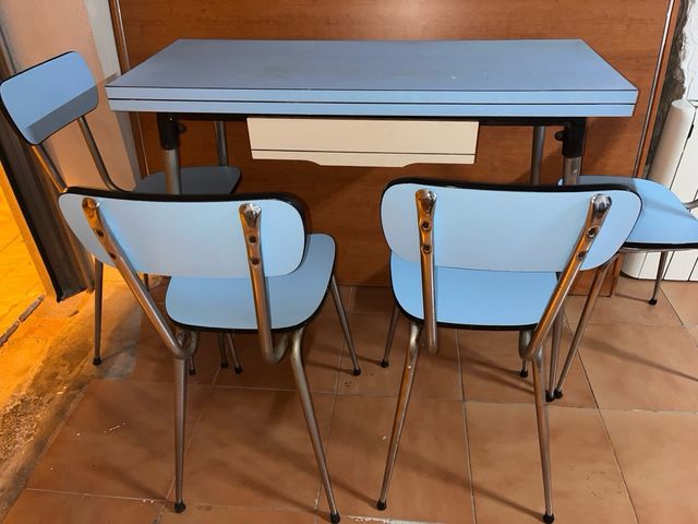 Mesa cocina y 4 sillas azul y metal