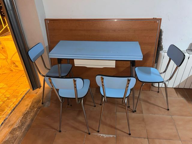 Mesa cocina y 4 sillas azul y metal