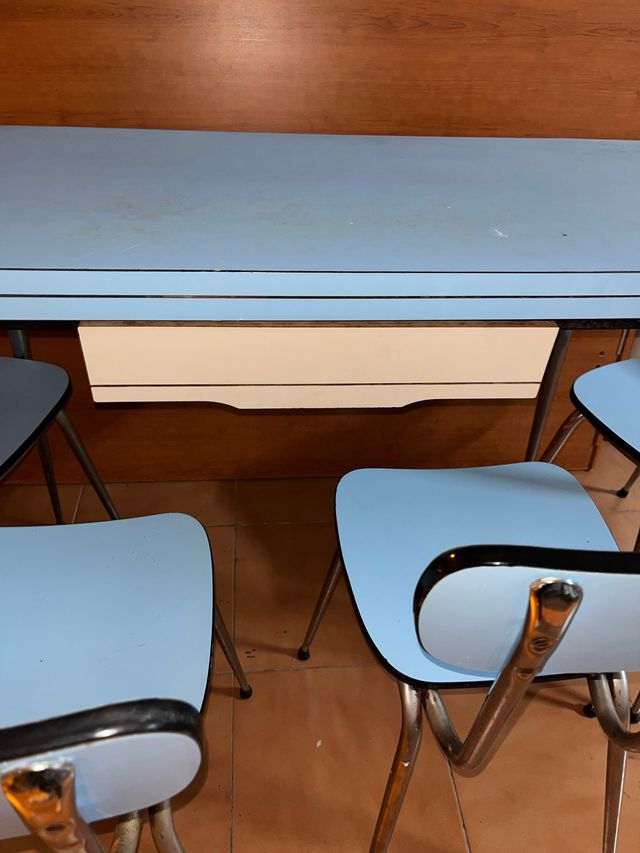 Mesa cocina y 4 sillas azul y metal