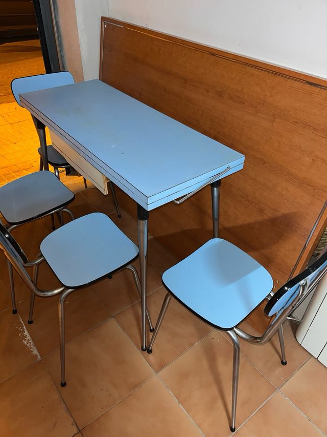 Mesa cocina y 4 sillas azul y metal