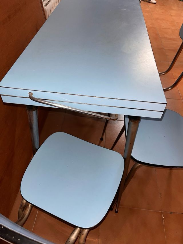 Mesa cocina y 4 sillas azul y metal