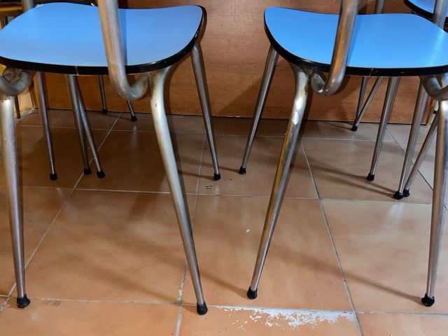 Mesa cocina y 4 sillas azul y metal