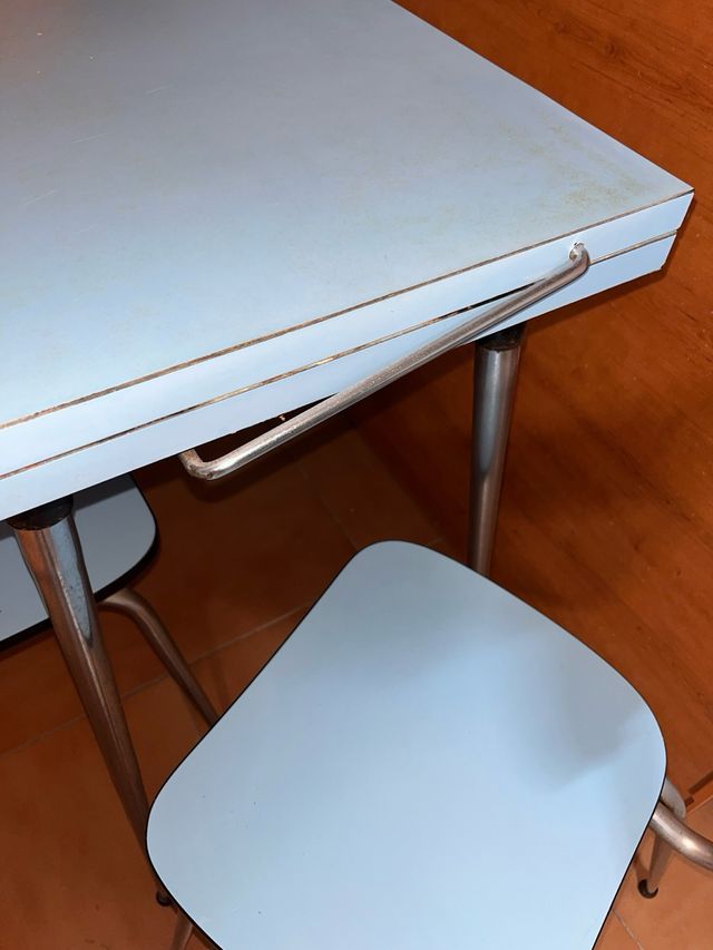 Mesa cocina y 4 sillas azul y metal