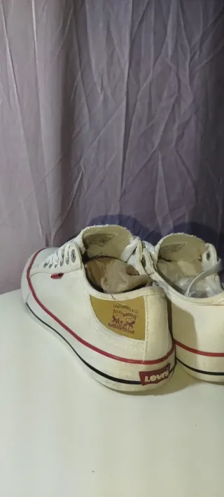 Zapatillas Levi's Blancas con Detalles Rojos