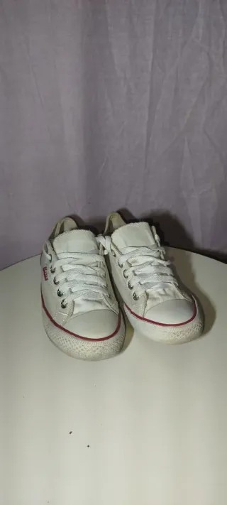 Zapatillas Levi's Blancas con Detalles Rojos