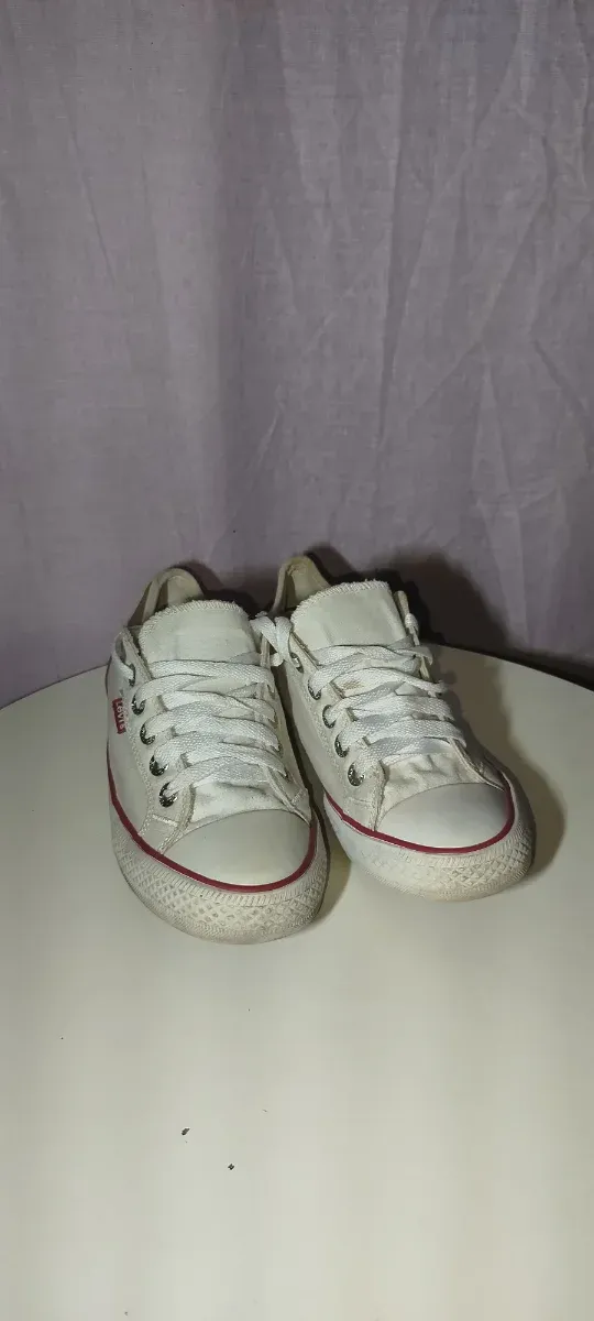 Zapatillas Levi's Blancas con Detalles Rojos