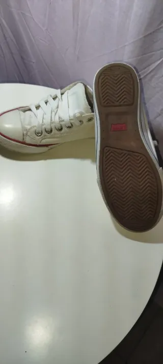 Zapatillas Levi's Blancas con Detalles Rojos