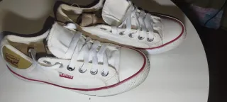 Zapatillas Levi's Blancas con Detalles Rojos