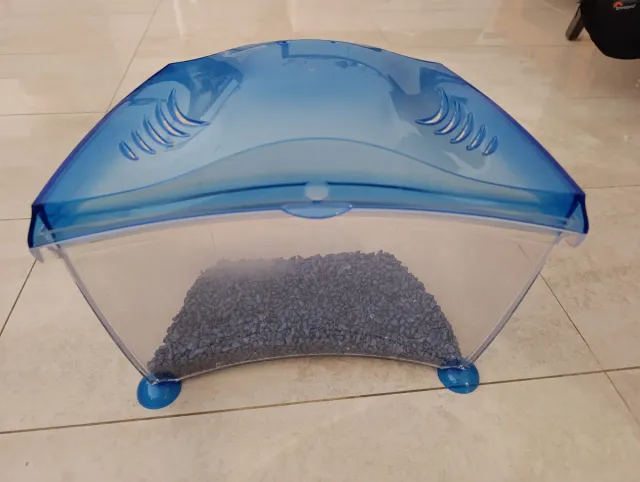 Pecera sin filtro y piedras decorativas