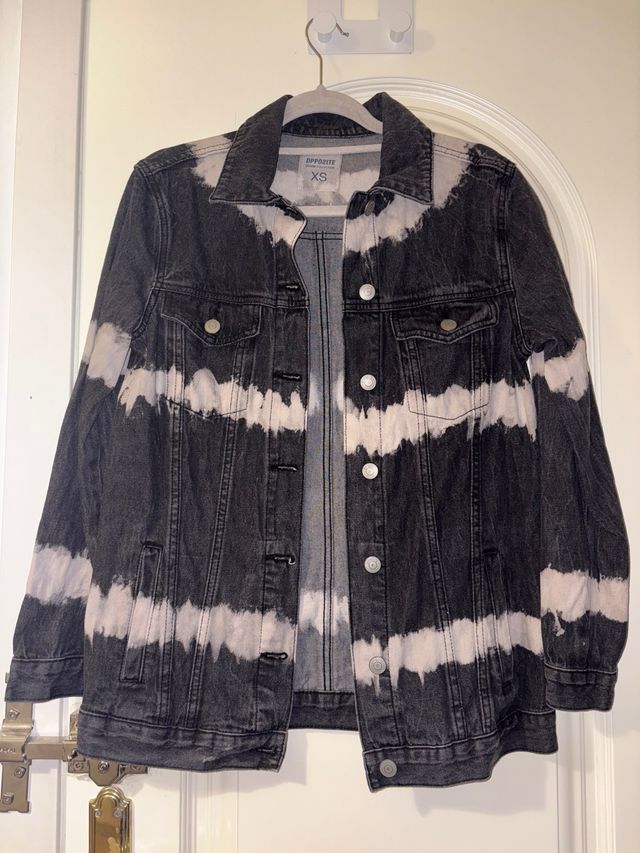 Chaqueta vaquera desgastada efecto tie-dye