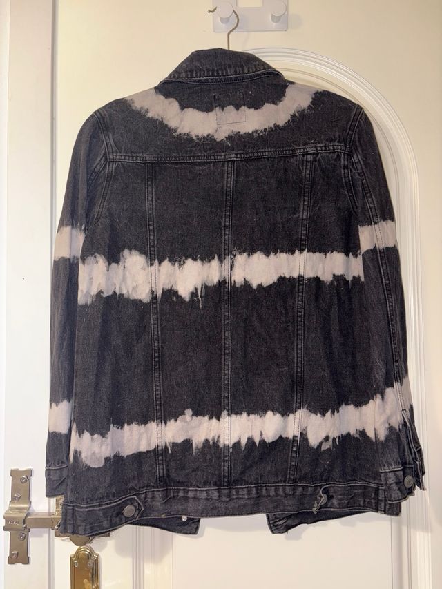 Chaqueta vaquera desgastada efecto tie-dye