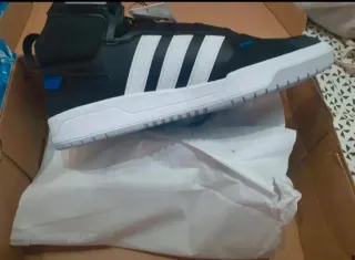 Botas deportivas Adidas negras y blancas numero 46